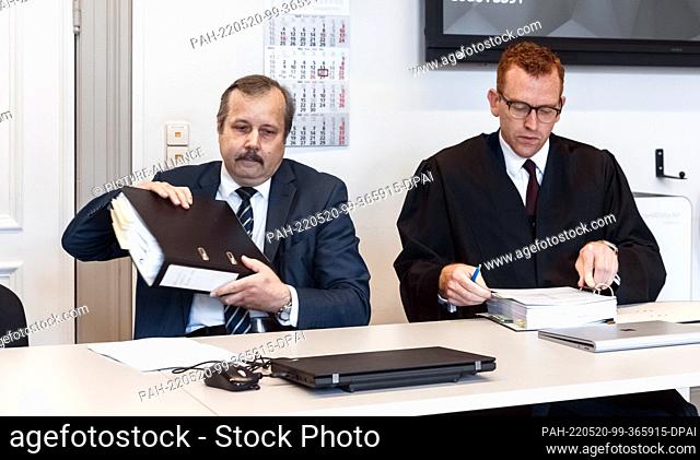 20 May 2022, Hamburg: Physicist Roland Wiesendanger (l) sits next to his lawyer Lucas Brost in a hall of the Hamburg Civil Justice Building before the oral...