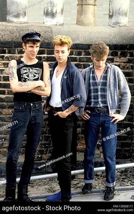 Slim Jim Phantom, Brian Setzer and Lee Rocker of the Stray Cats at a photocall on the roof of Arista Records. London, 09/22/1983 | usage worldwide