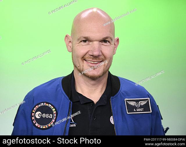 15 November 2023, Berlin: Alexander Gerst, possible candidate for a flight to the moon as part of the US Artemis program, visits the dpa newsroom