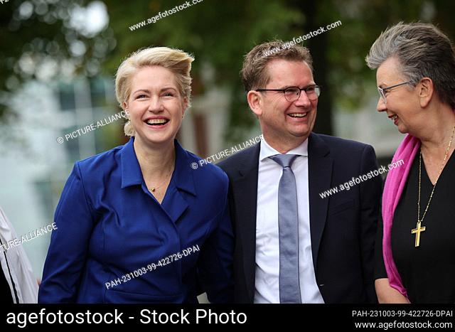 03 October 2023, Hamburg: Manuela Schwesig (SPD, l-r), Minister-President of Mecklenburg-Western Pomerania, her husband Stefan, and Kristina Kühnbaum-Schmidt