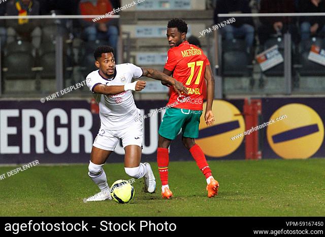 Anderlecht's Amir Murillo and Oostende's David Atanga fight for the ball during a soccer match between KV Oostende and RSC Anderlecht