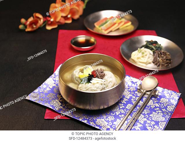 Manduguk (Korean dumpling soup)
