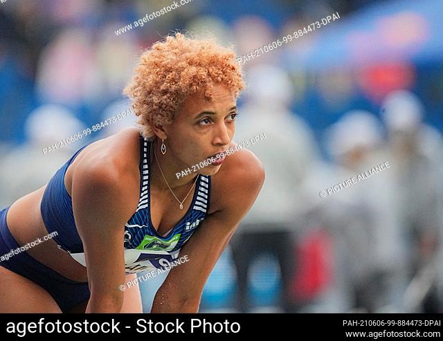 06 June 2021, Lower Saxony, Brunswick: Athletics: German Championships, Long Jump, Women. Mailaika Mihambo leans on her legs