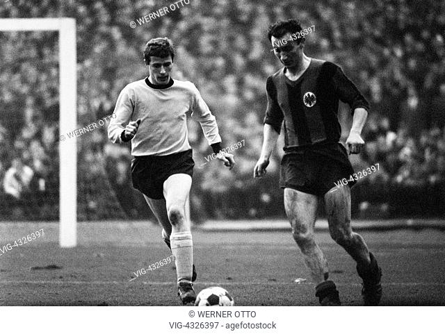 Fussball, Bundesliga, Saison 1966/1967, Stadion Rote Erde in Dortmund, Borussia Dortmund gegen Eintracht Frankfurt 3:1, Spielszene, Zweikampf, v.l.n.r