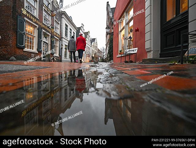 21 December 2023, Lower Saxony, Leer: A look at Rathausstraße, the otherwise busy old town is almost empty. The German Weather Service is expecting storms