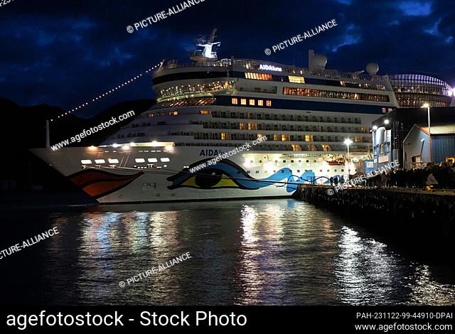 24 August 2023, Norway, Honningsvag: Tourists wait in the early morning in the harbor next to the ship AIDAluna for the start of the excursion to the North Cape...