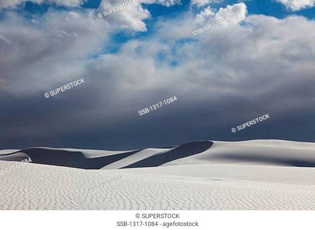 USA, New Mexico, White Sands National Monument, White Gypsum sand dunes in desert