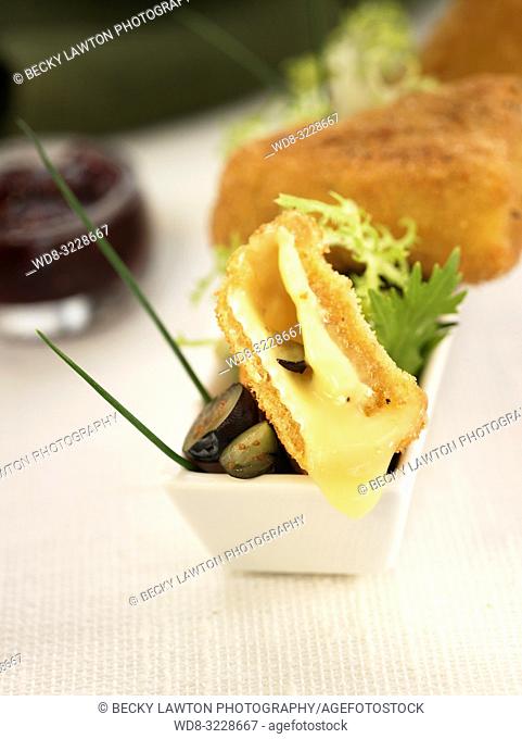 Camembert frito con arandanos rojos / Fried camembert with red cranberries