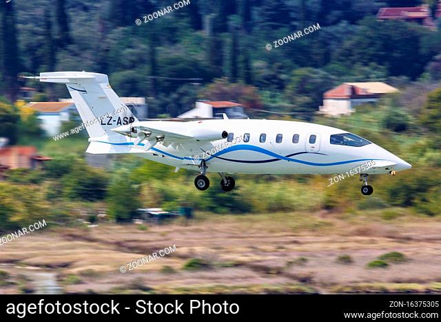 Korfu, Griechenland - 19. September 2020: Ein Piaggio P-180 Avanti II Flugzeug der Aviostart mit dem Kennzeichen LZ-ASP auf dem Flughafen Korfu (CFU) in...