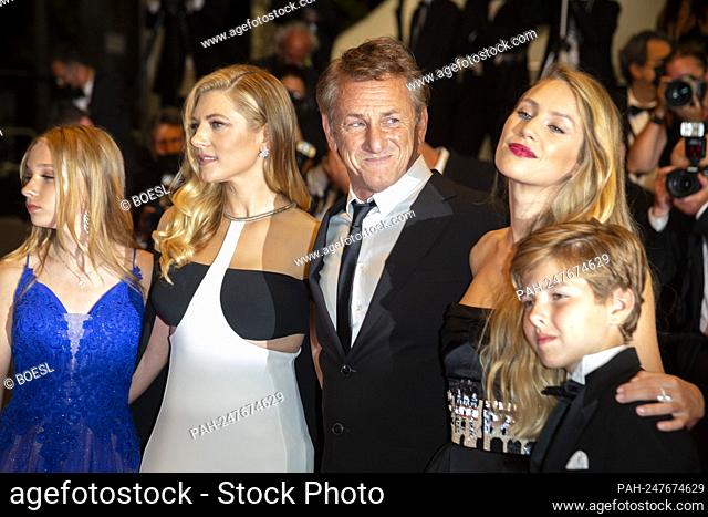 Jadyn Rylee (l-r), Katheryn Winnick, Sean Penn, Dylan Frances Penn and Beckam Crawford attend the premiere of 'Flag Day' during the 74th Annual Cannes Film...