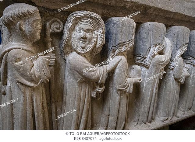 monja sonriendo, Sepulcro de Urraca Díaz de Haro, sala capitular, siglo XII, Monasterio de Santa María de San Salvador de Cañas, Cañas, La Rioja, Spain