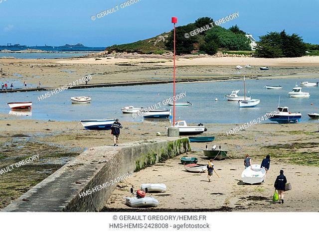 France, Finistere, Carantec, Morlaix Bay, Ile Callot, submersible causeway at low tide