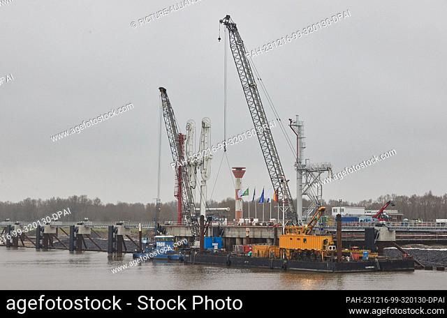 16 December 2023, Lower Saxony, Stade: View of the jetty for liquefied gases (AVG). The ceremonial handover of the new LNG terminal in Stade to the state of...