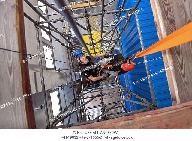 25 March 2019, Brandenburg, Bernau: Marc Fechner (l) and Martin Sommer, both industrial climbers and trainers at Windhunter Academy GmbH