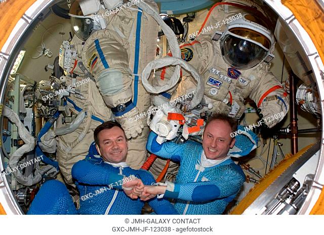 Astronaut Michael Fincke (right) and cosmonaut Yury Lonchakov, Expedition 18 commander and flight engineer, respectively