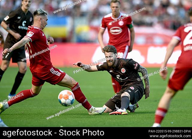 15 May 2022, Hamburg: Soccer, 2. Bundesliga, FC St. Pauli - Fortuna Düsseldorf, Matchday 34 at Millerntorstadion. St. Pauli's Christopher Buchtmann (r) and...