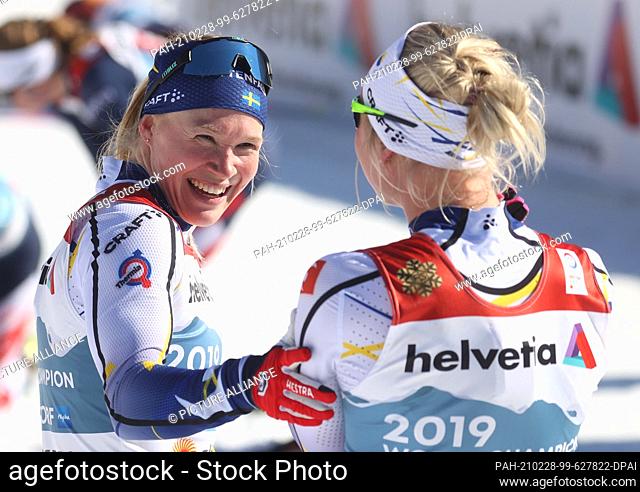 28 February 2021, Bavaria, Oberstdorf: Nordic skiing: World Championships, cross-country - team sprint freestyle, women. Maja Dahlqvist (r) from Sweden and...