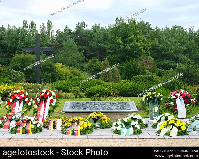 22 August 2021, Brandenburg, Oranienburg: Wreaths lie around the memorial plaque after the commemoration ceremony for the establishment of the Soviet special...