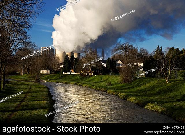 Der Fluss Inde mit dem Braunkohlekraftwerk Weisweiler, Inden, Nordrhein-Westfalen, Deutschland, Europa