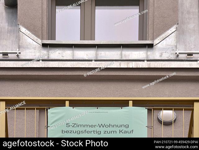 24 June 2021, Saxony, Leipzig: ""5 room apartment ready to move into for sale"". Various notices hang on a newly built, multi-storey residential building in a...