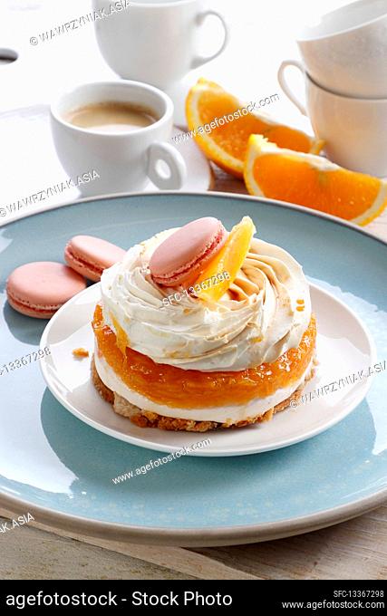 Mini cake with orange mousse and meringue