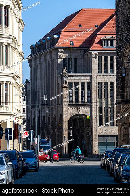 07 April 2020, Saxony, Görlitz: View of the old art nouveau department store at Marienplatz (M) next to the portal of the Frauenkirche (r)
