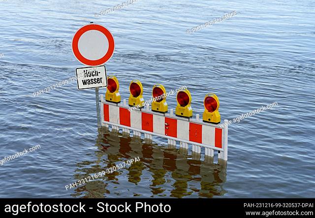 16 December 2023, Rhineland-Palatinate, Mainz: A barge with a ""Flood"" sign is submerged on the banks of the Rhine at the Zoll- und Binnenhafen district