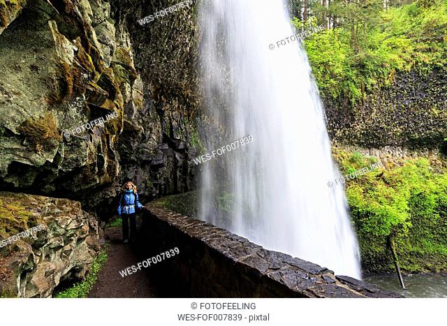 USA, Oregon, Silver Falls State Park, tourist at Lower South Falls