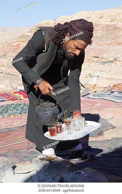 Araber schenkt Tee aus, Petra, Jordan