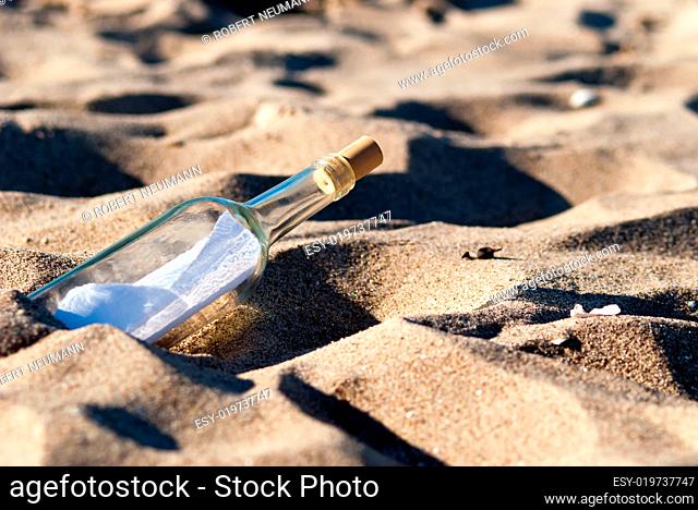 Flaschenpost im Sand
