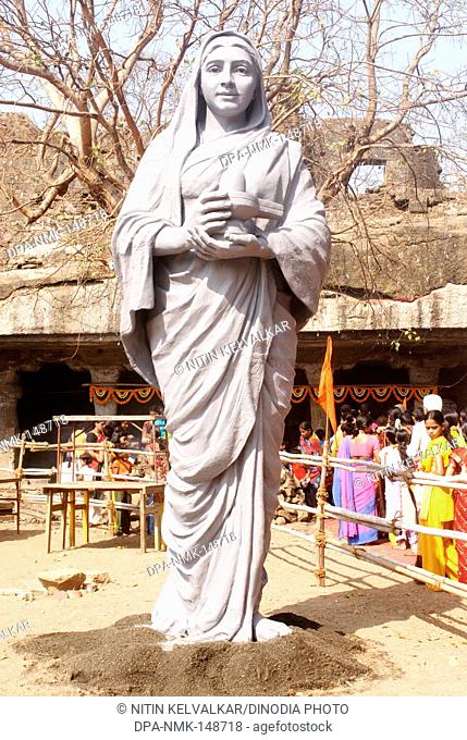 Huge statue made by plaster of paris of woman carrying shivlingam in front of mandapeshwar caves ; Borivali ; Bombay now Mumbai ; Maharashtra ; India