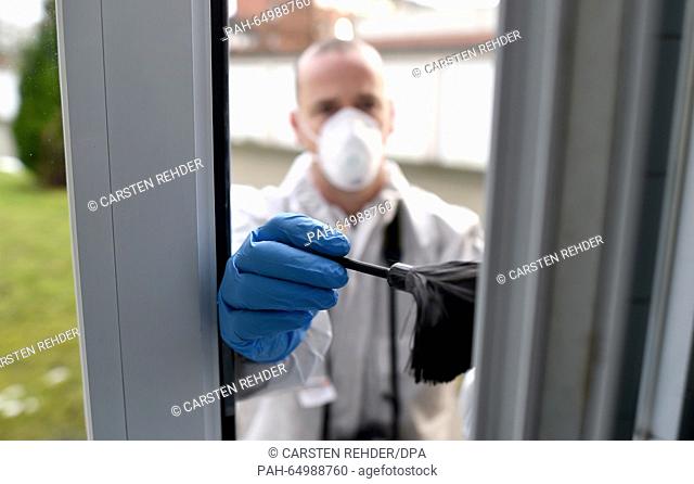 A police detective demonstrates forensic procedures carried out following a break-in, in Neumuenster, Germany, 12 January 2016