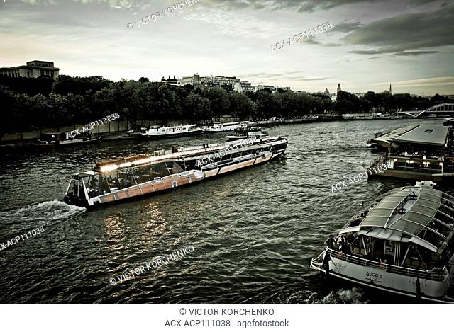tourist boats on Seine