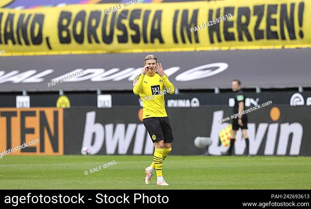 jubilation Erling HAALAND (DO) after his goal to 1: 0, gesture, gesture, behind it a poster ‚Ã „û Borussia in the heart ‚Ã „û Soccer 1