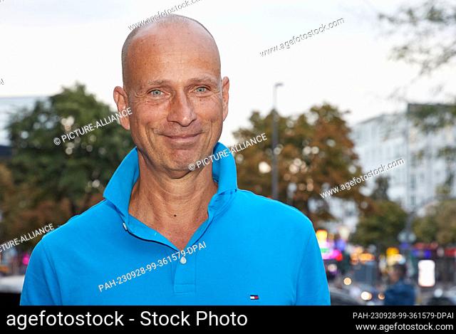 PRODUCTION - 26 September 2023, Hamburg: Jan-Christof Scheibe, Artistic Director of the Hamburg ""Heaven Can Wait"" Choir, stands in front of the St