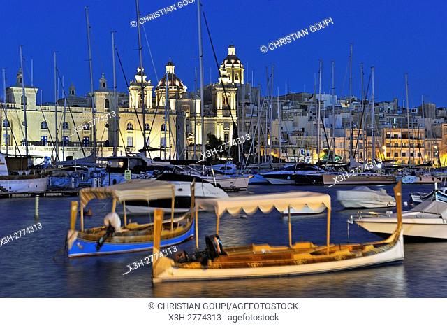 ''Luzzu'' in the port of Senglea (Isla) with Birgu's Marina (Vittoriosa) in the background, Three Cities, Malta, Southern Europe