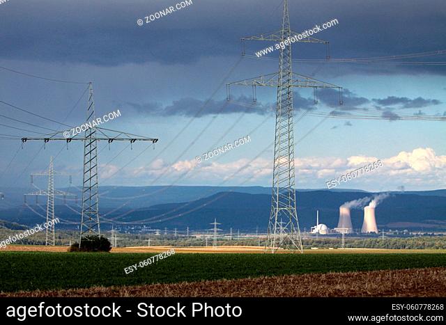 Gewitterwolken über dem Kernkraftwerk Grohnde in Niedersachsen
