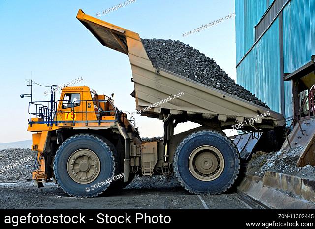 Grossmuldenkipper BELAZ-75131 beim Abladen von Kupfererz, Kupferbergwerk Erdenet Mining Corporation EMC, Erdenet, Mongolei / BELAZ-75131 mining dump truck...