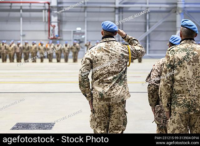 15 December 2023, Lower Saxony, Wunstorf: Soldiers stand in a hangar on the grounds of Wunstorf Air Base during a returnee roll call
