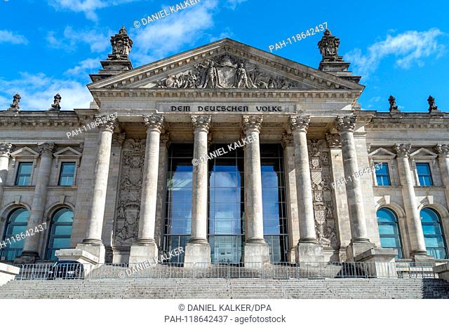 Germany: Reichstag building seen from the west..Photo from 18 March 2019. | usage worldwide. - Berlin/Berlin/Germany