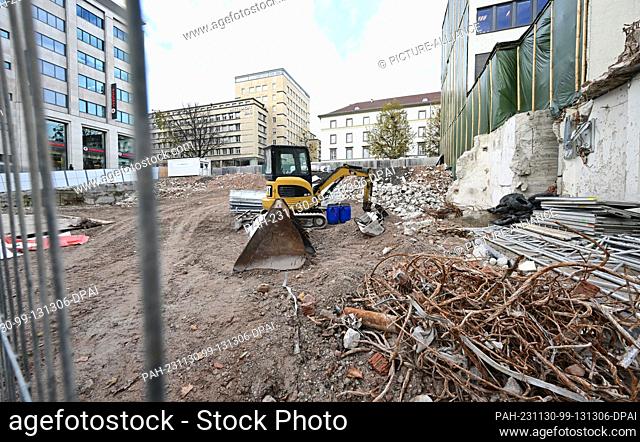 30 November 2023, Baden-Württemberg, Stuttgart: A small excavator stands on a Signa Group construction site on the corner of Königstrasse and Schulstrasse in...
