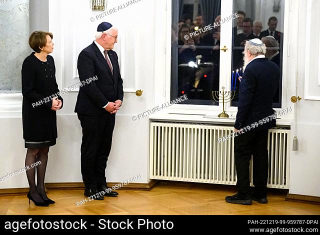19 December 2022, Berlin: German President Frank-Walter Steinmeier and his wife Elke Büdenbender stand with Yehuda Mansbach (r), grandson of Rabbi Arthur Posner