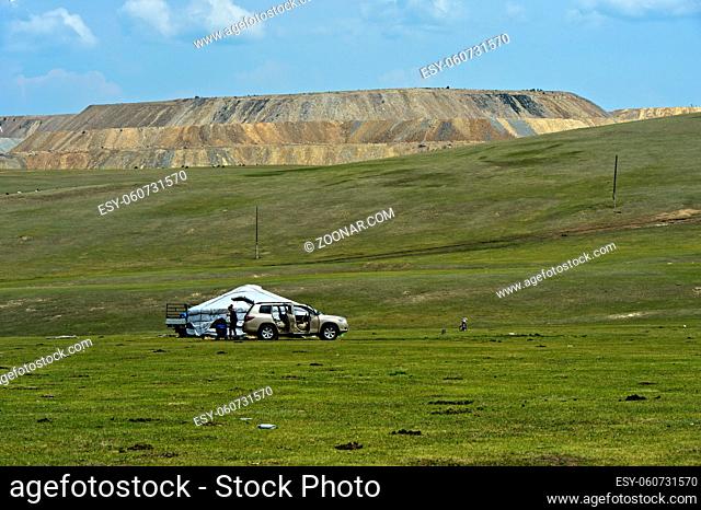Familie erreicht per Auto ihre Jurte in der Steppe, Mongolei / Family arriving by car at its yurt, Mongolia