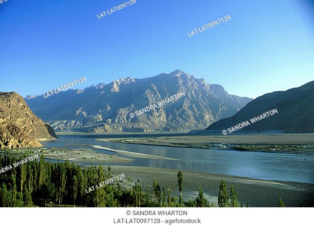 Skardu is part of Kashmir but administered by Pakistan. Situated at nearly 2500 m, the town is surrounded by mountains, which hide the 8