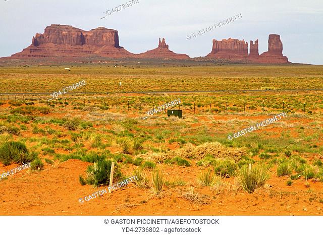 One of the most famous images of the Monument Valley is the long straight road (US 163)leading across flat desert towards sandstone buttes and pinnacles rock