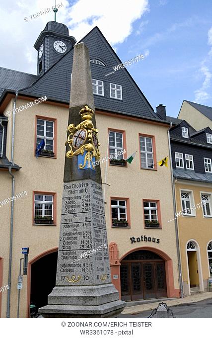 historischer Meilenstein, vor dem Rathaus von Wolkenstein, Sachsen, Deutschland