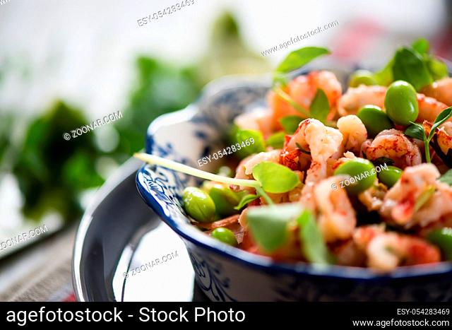 Protein salad with crayfish, edamame and noodle