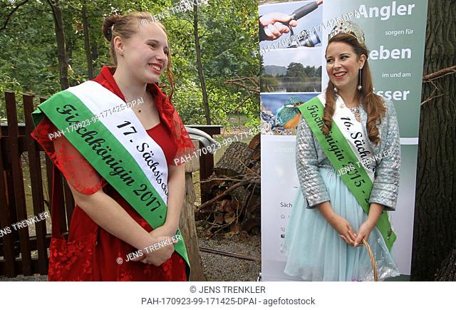 Fish Queen Lisa Keil (L) and her predecessor Sarah Appenfeld can be seen in Radibor, Germany, 23 September 2017. The harvest of the Inselteich lake and the...