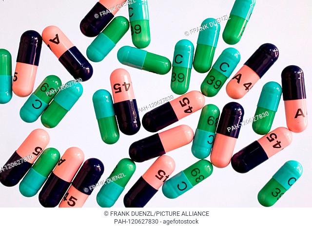 Clindamycin Capsules (green) and Amoxicillin Capsules on a white background, in November 2018. | usage worldwide. - San Diego/Kalifornien/United States of...