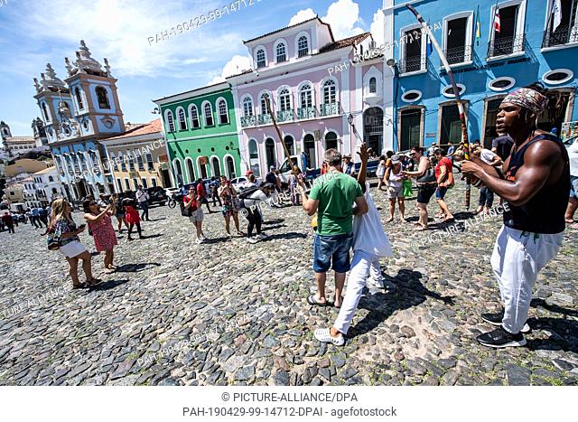 29 April 2019, Brazil, Salvador Da Bahia: Capoeira dancers dance during the visit of Foreign Minister Maas in the old town of Pelourinho in Salvador